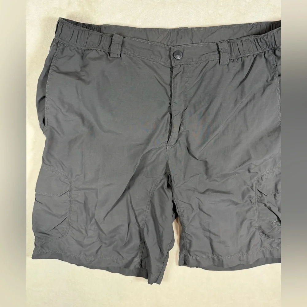 The North Face Men's XL Charcoal Cargo Shorts Stretch Waist Waterproof Cargo